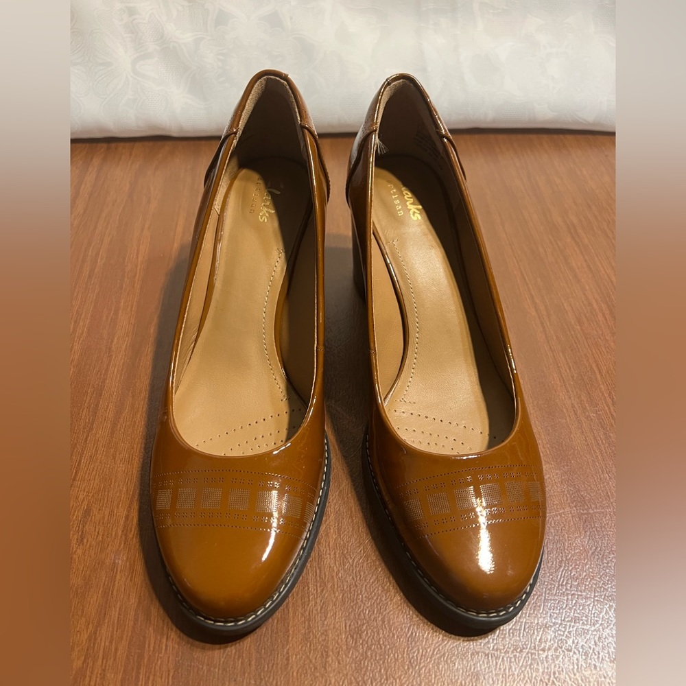 Brand New Clarks Tarah Sofia Comfort Dress Pump Shoe US Size 8 M Cognac Color